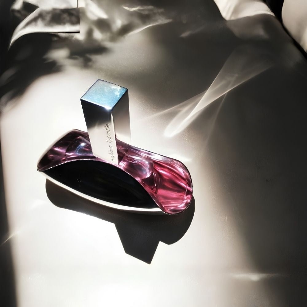 Calvin Klein Euphoria EDP kadın parfüm şişesi ışık ve gölge detaylarıyla